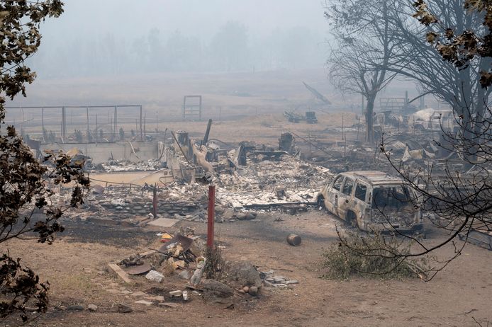 De restanten van een huis in Klamath National Forest, Californië na doortocht van de McKinney brand.
