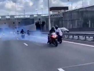 Politie spoort motoreigenaren op na levensgevaarlijke stunts: die zeggen allemaal dat iemand anders reed