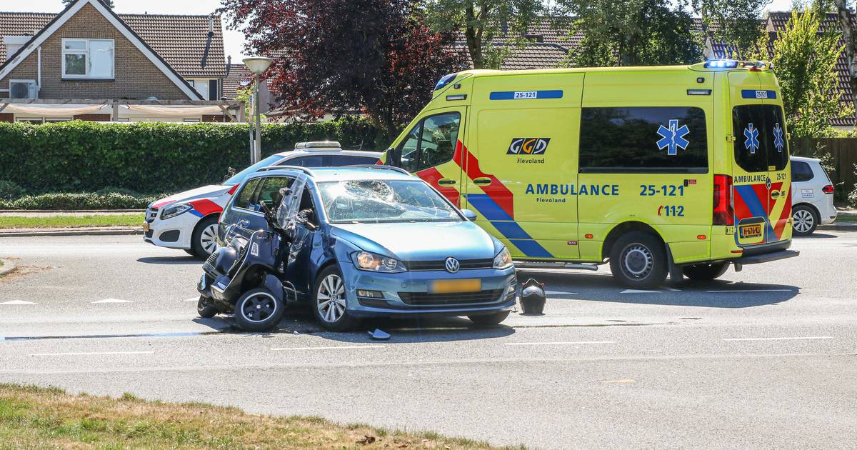 Scooterrijder gewond bij botsing met auto in Emmeloord: rolt over motorkap en komt hard neer.