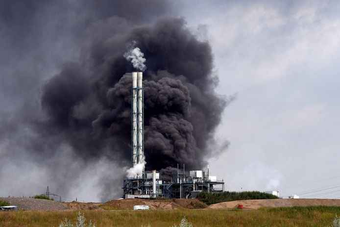 De la fumée s'élève d'une décharge et d'une zone d'incinération des déchets dans le parc industriel Chempark géré par l'opérateur Currenta, suite à une explosion dans le district de Buerrig à Leverkusen, dans l'ouest de l'Allemagne, le 27 juillet 2021.