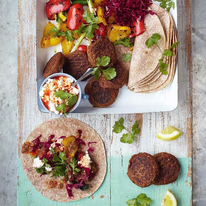 Falafelwraps met groenten en sla. Recept uit uit Jamie in 15 Minuten.