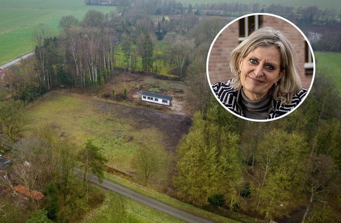 Het stukje weiland (waar de witte caravan op staat) in Eesveen.