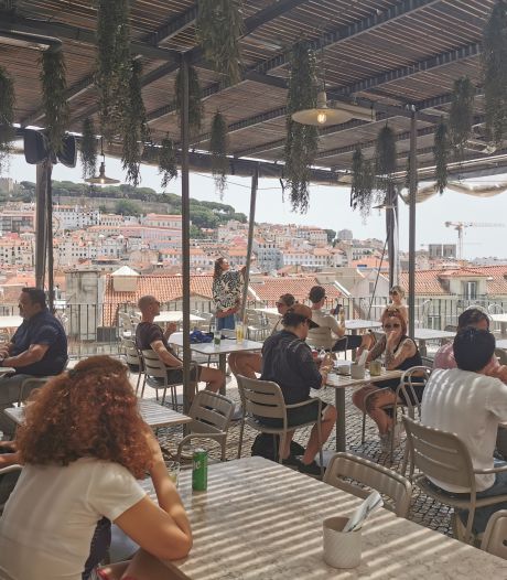 Dit terras in Lissabon heeft fantastisch uitzicht, maar op je drankje moet je even wachten