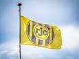 De vlag van Roda JC bij het stadion.