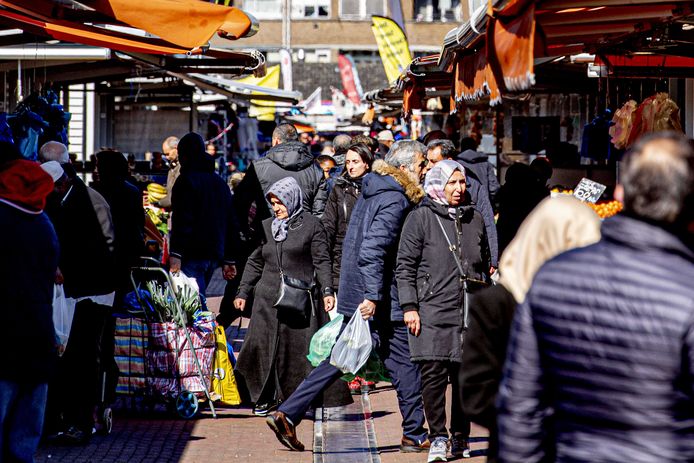 Vandaag was het in Den Haag erg druk op deze markt, waar veel bezoekers erg dicht op elkaar liepen.