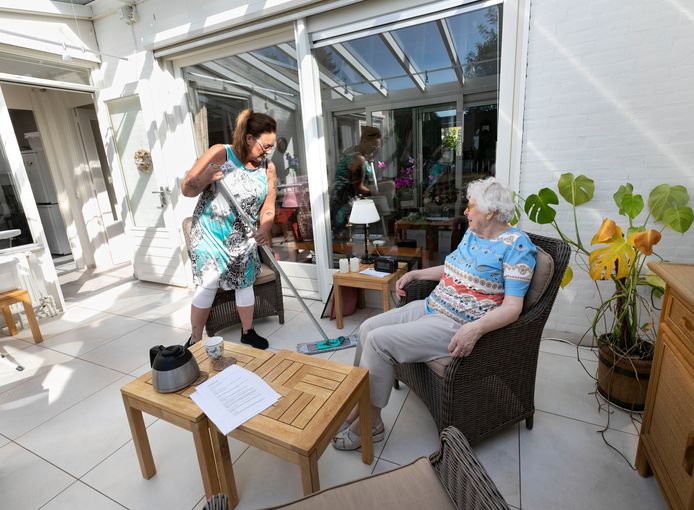Tineke IJntema uit Eindhoven met haar hulp. Zij was een van de ouderen die in 2019 een rechtszaak tegen de gemeente aanspanden, nadat ze veel minder huishoudelijke hulp kreeg.