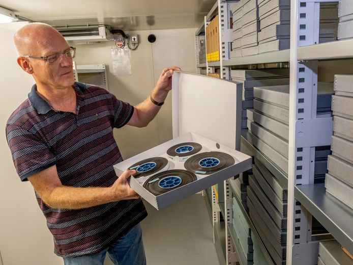 Leo Hollestelle, in de speciale opslagruimte voor het filmmateriaal: ,,Dat mensen dat nu gewoon thuis via onze website kunnen bekijken, is natuurlijk fantastisch.”
