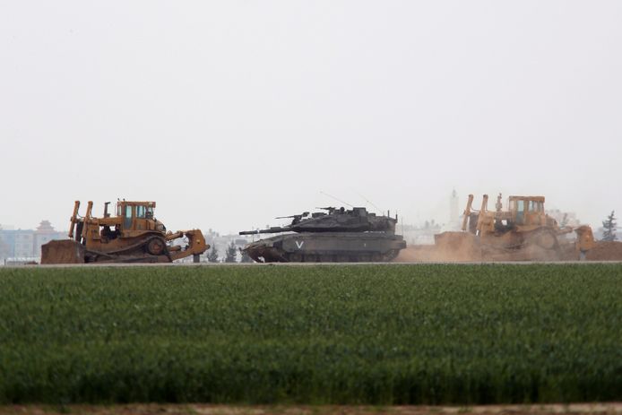 Een Israëlische tank bewaakt de grens in het zuiden van de Gazastrook.