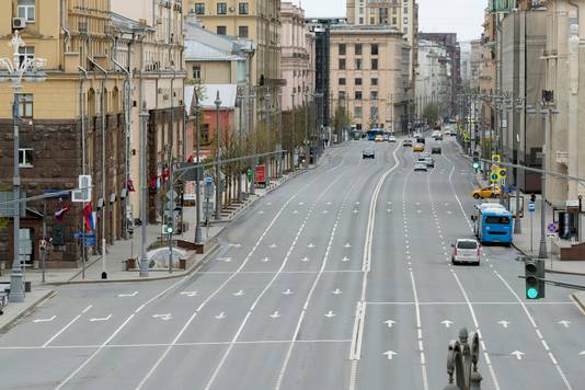 Een bijna lege straat in Moskou.