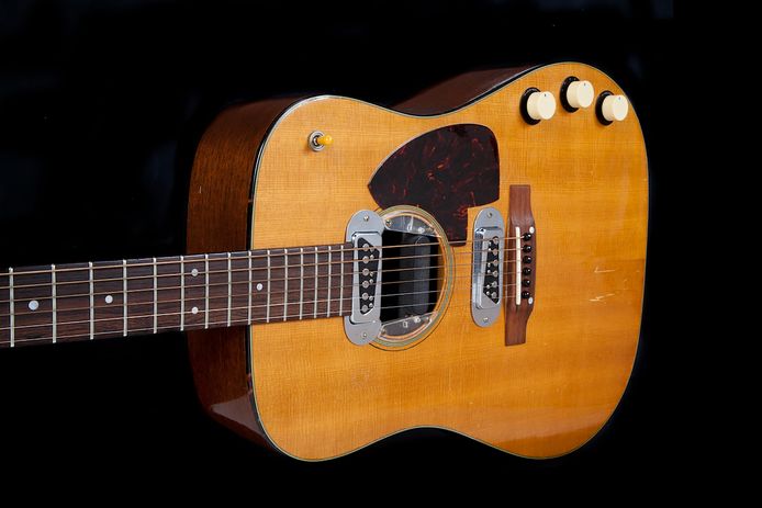 De gitaar werd verkocht voor meer dan 6 miljoen dollar.
