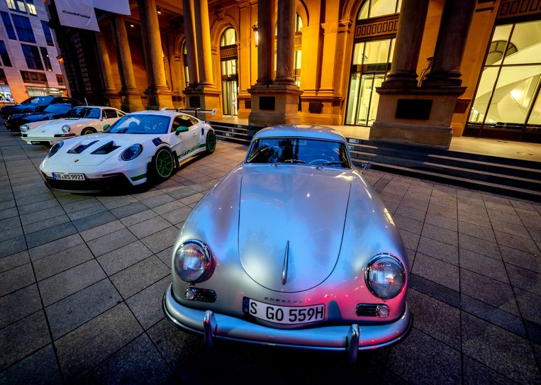 Een Porsche 356 voor het gebouw van de Frankfurter beurs.  Beeld AP