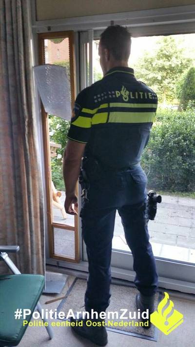 Acrobatische agent opent deur voor ambulancemedewerkers in Arnhem