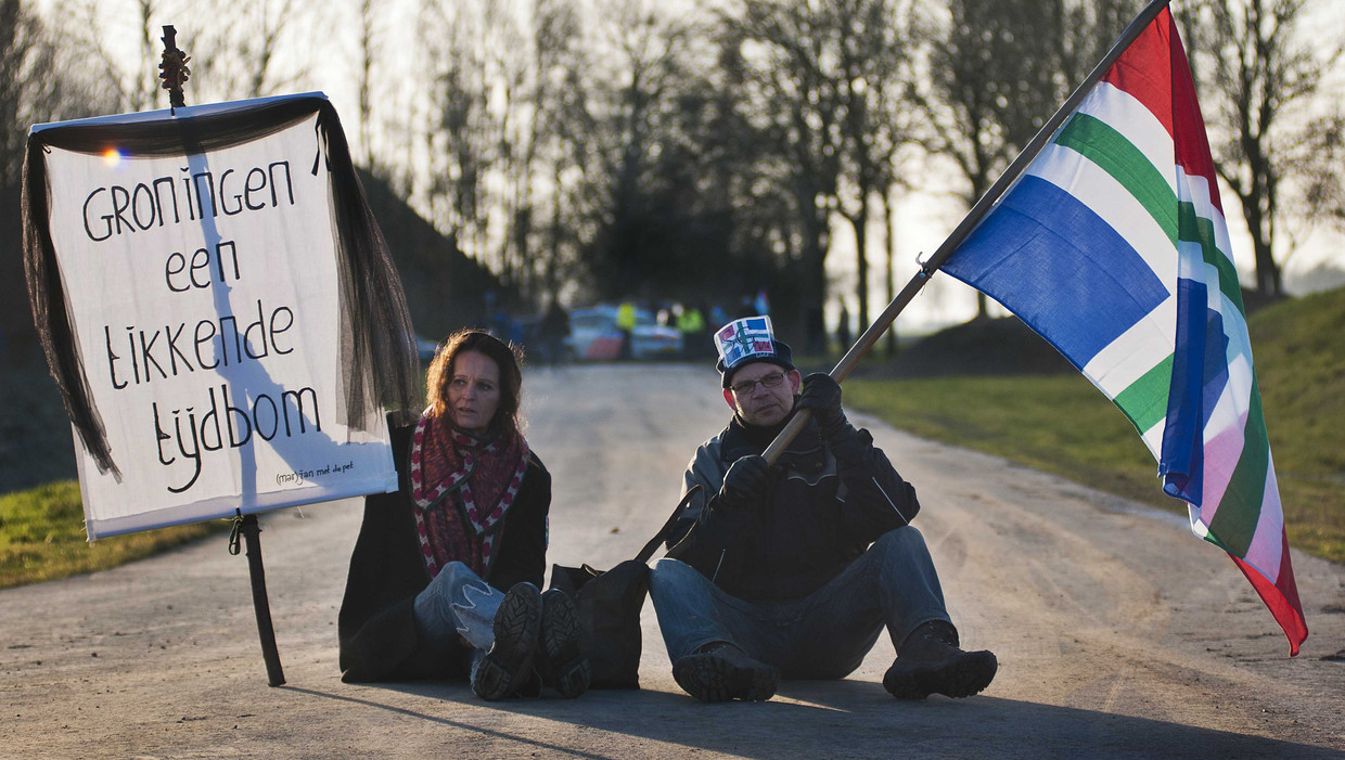 Actievoerders van Schokkend Groningen protesteren op een gaswinningslocatie van de Nederlandse Aardolie Maatschappij (NAM) bij het dorp 't Zandt. Beeld ANP