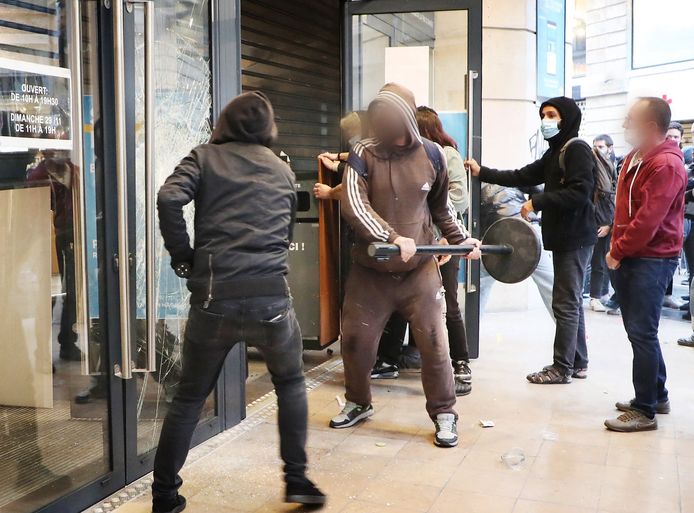 In verschillende Franse steden ontaardde het protest. Vandalen vernielden winkels.