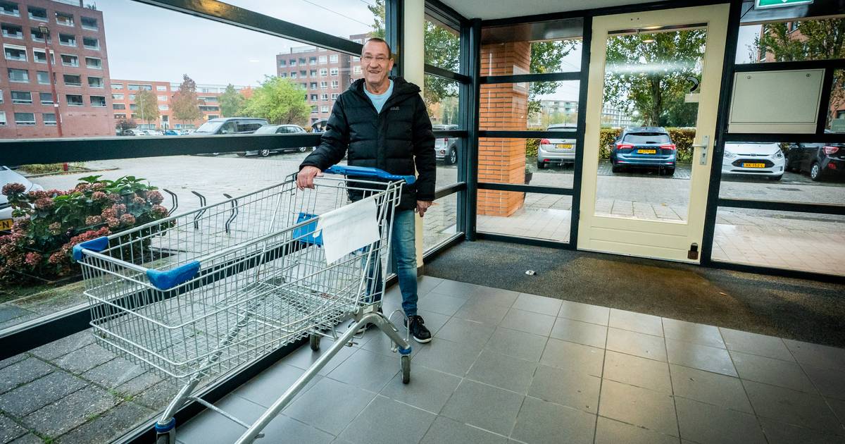 Henk redt gedumpt winkelwagentje uit de vijver, maar niemand wil het ophalen Utrecht