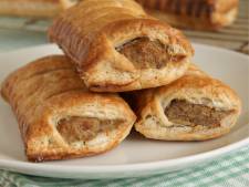 Dit zijn de lekkerste saucijzenbroodjes van de supermarkt