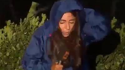 Dappere journaliste bont en blauw door noodweer Istanboel