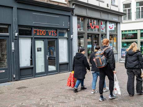 Viszaak van Enschedese vrouw moet na broodjeaapverhaal tienduizenden euro’s betalen en vertrekken uit Deventer