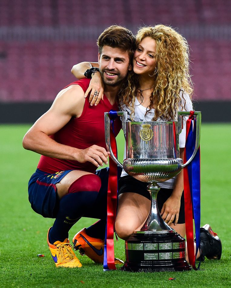 Piqué en Shakira vieren de bekerwinst van FC Barcelona in 2015.  Beeld Getty Images