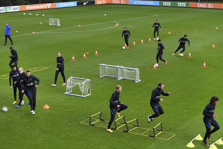 Een training van het Nederlands elftal in Zeist ter voorbereiding op de oefeninterland tegen Mexico. Beeld EPA