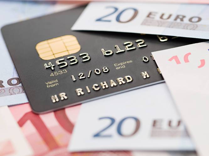 Politie waarschuwt voor oplichters die bankkaarten gaan ophalen bij oudere mensen: “Een bank zal nooit aan je deur komen”
