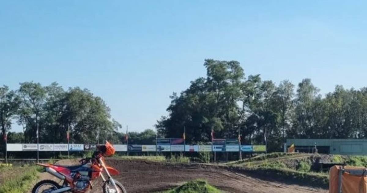 Jonge motorrijder valt op crossbaan in Ulicoten, met verwondingen aan nek naar ziekenhuis