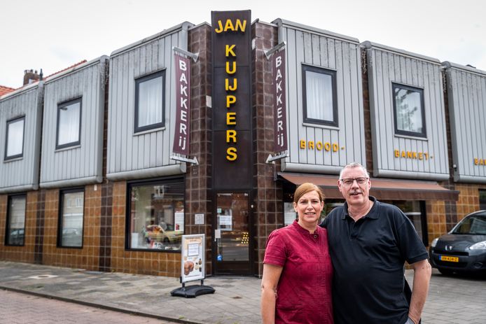 Helma en Hubert Kuijpers stoppen na 42 jaar met hun bakkerij op de hoek van de Tongelresestraat en de Poeijersstraat.