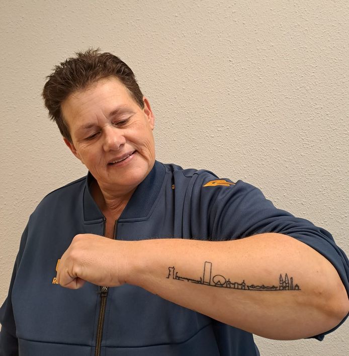 Marie-Anne showt haar Tilburgse skyline tattoo.
