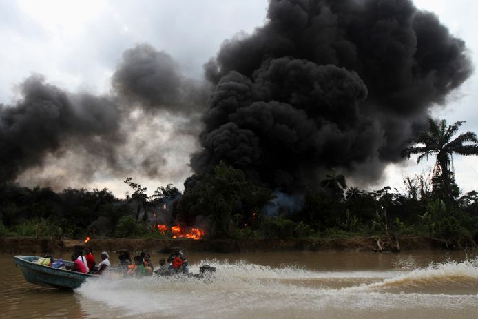 Illustratiebeeld. Een illegale olieraffinaderij in Nigeria staat in brand. (06/12/2012)