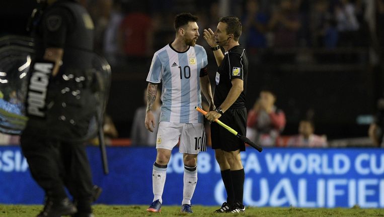 Lionel Messi zou een assistent-scheidsrechter beledigd hebben. Beeld AFP