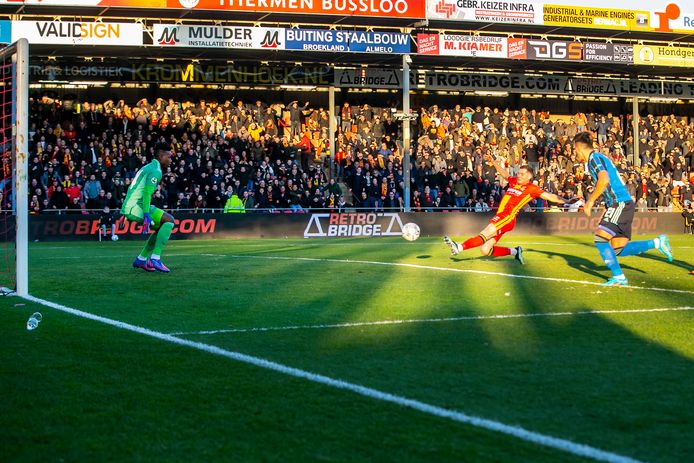 Philippe Rommens op weg naar de 2-0 tegen Ajax.