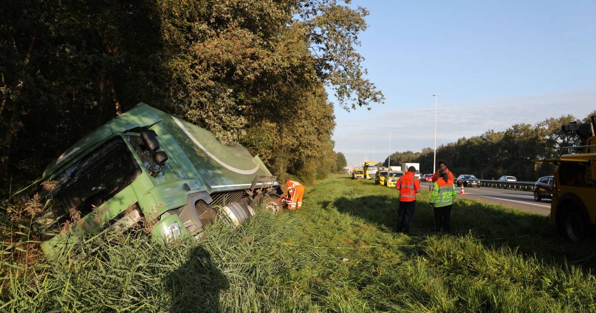 Gekantelde vrachtwagen zorgt voor flinke vertraging op A58 bij Oirschot, rijstrook dicht.