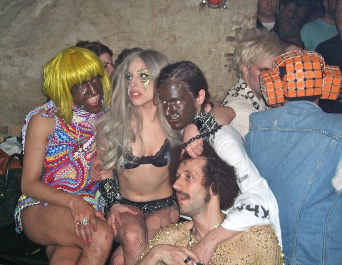 Een beeld uit 2010: Lady Gaga bouwt een feestje in Berghain.