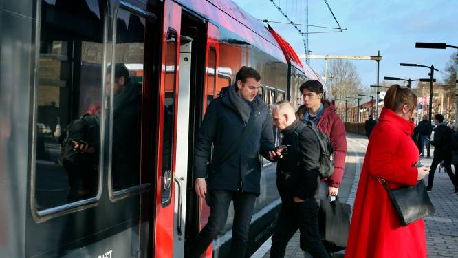 Klachten over MerwedeLingelijn buitelen over elkaar: ‘Geen stewards meer ’s avonds, dat voelt onveilig’