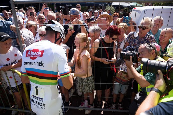 Mathieu van der Poel distributes signatures