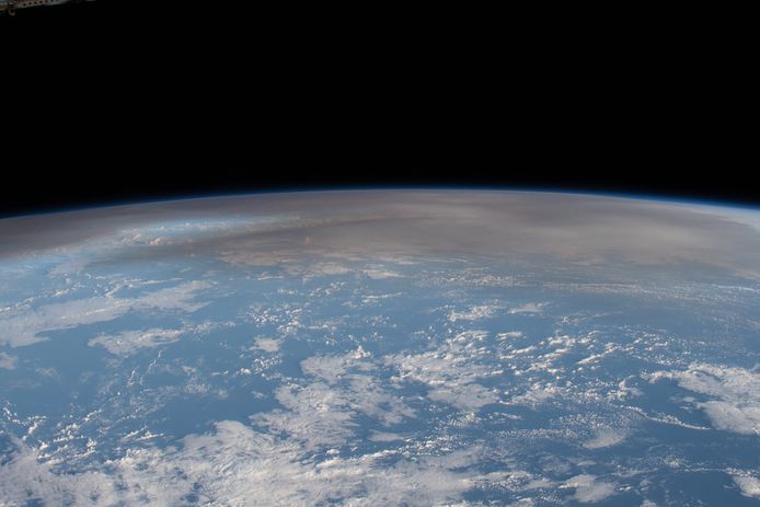 Dit beeld van NASA toont de enorme atmosferische rookpluim na de uitbarsting.