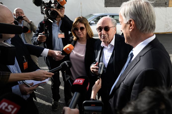 Sepp Blatter komt aan voor zijn proces in Zwitserland.