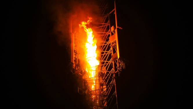 Vlammen uit twee zendmasten langs Nederlandse snelweg, brandstichting wordt onderzocht