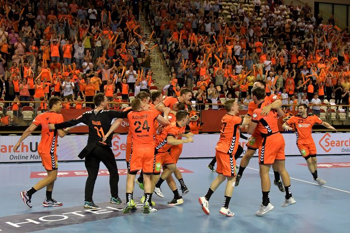 De Oranje handballers vieren feest na de zege op Letland.