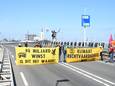 Enkele demonstranten hebben een wegblokkade gemaakt op de Vondelingenweg.