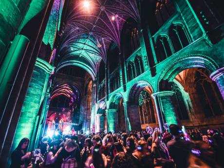 Zin om te dansen? Dit feestje vier je binnenkort in de Lebuïnuskerk