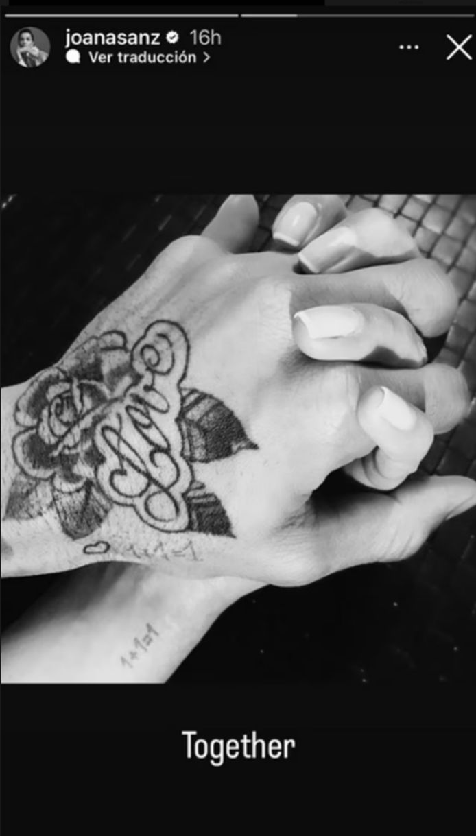 The hands of Dani Alves and Joana Sanz.