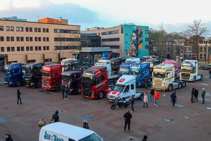 Actievoerders in het Nederlandse Leeuwarden. Ook op verschillende plekken in Nederland rijden mensen in een konvooi van onder meer auto’s, vrachtwagens en tractoren.