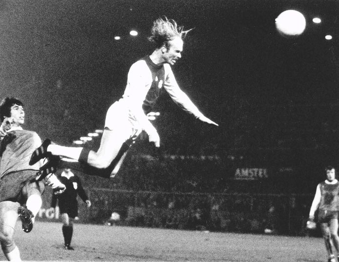 Ruud Geels a marqué l'un de ses buts les plus célèbres avec une tête dure contre Feyenoord en 1975.