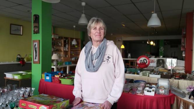 Vera (62) stopt met haar tweedehandswinkel annex café De Komaf: “Zonder mijn tap had ik na een jaar al kunnen sluiten” 
