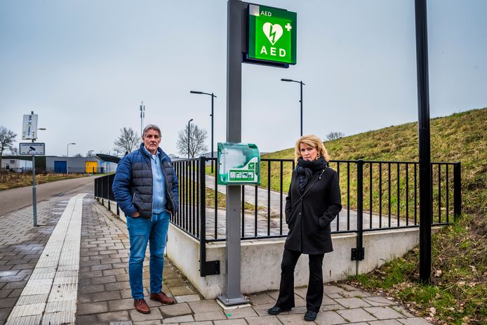 Walter Overink en Lorette Bosch van de dorpsraad bij de vernielde AED-kast.