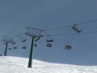 VIDEO. Hevige wind maakt van skilift attractie waar je niet in wil zitten