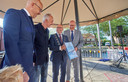 Domien van der Meijden (tweede van links) met burgemeester Han Looijen (links), Kees van Rooij en Jack Mikkers (rechts).