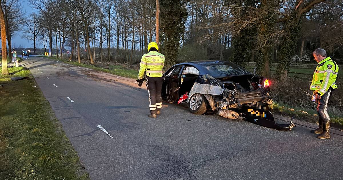 Bizar ongeluk bij Lettele: auto crasht en raakt total loss maar bestuurder is nergens te bekennen.