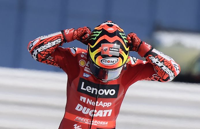 Il pilota italiano Francesco Bagnaia della Ducati Lenovo festeggia la sua vittoria dopo la gara della MotoGP di San Marino al Misano World Circuit Marco-Simoncelli di Misano Adriatico il 4 settembre 2022. (Foto di Filippo MONTEFORTE / AFP)
